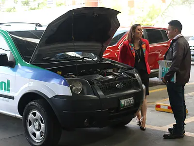 During a planning session for Guatemala's Low Emissions Development Strategy, a man and a woman check out an electric SUV.