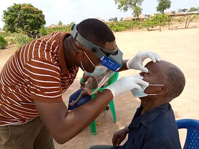 trachoma examination with integrated loupe-shield