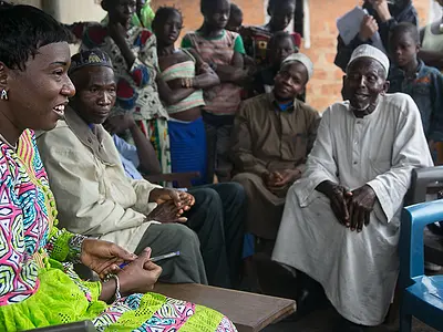 Guinea-People in a discussion