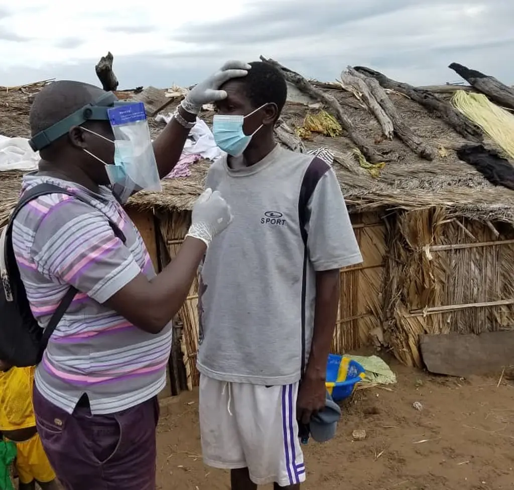 trachoma examination in DRC with loupe-shield